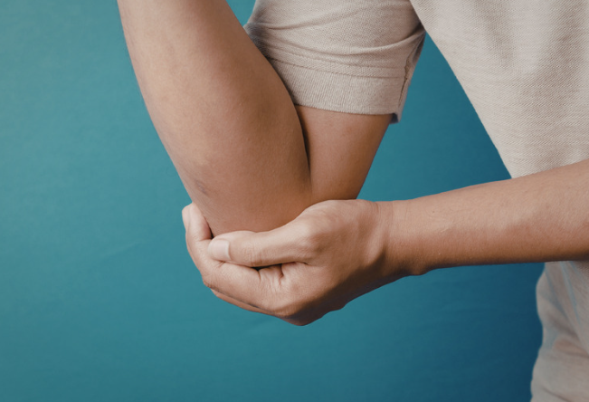 【小学生・中学生に多い】野球肘（後方障害）とは？肘の後ろの痛みの原因と対策