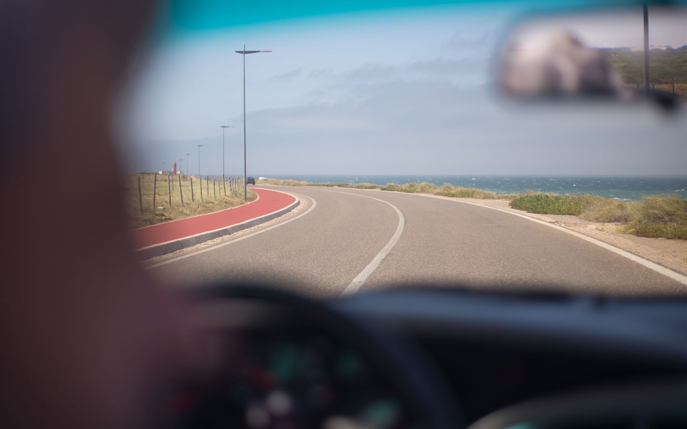 晴れた日の道路を車で走る様子