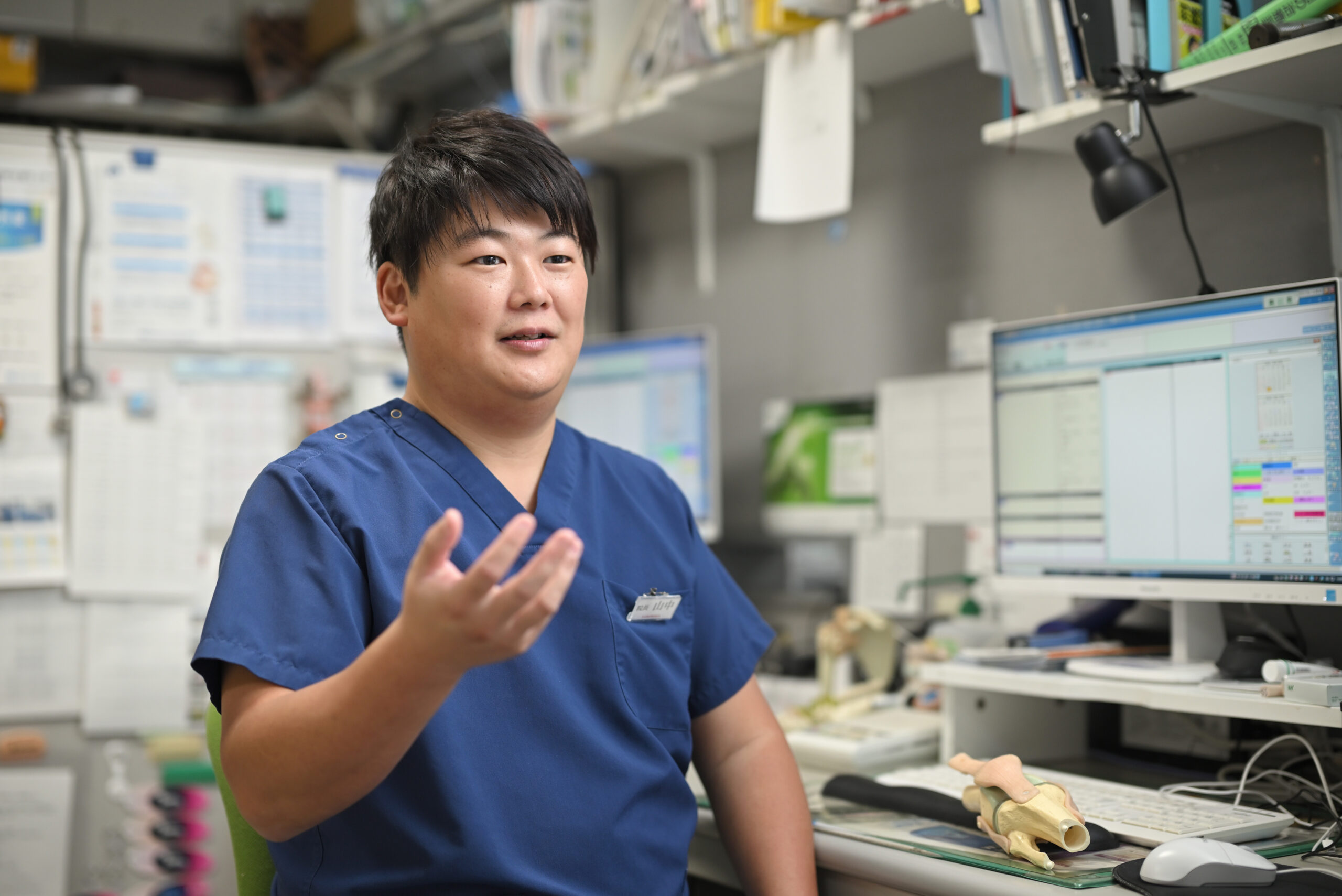 整形外科で腰痛の相談をする院長
