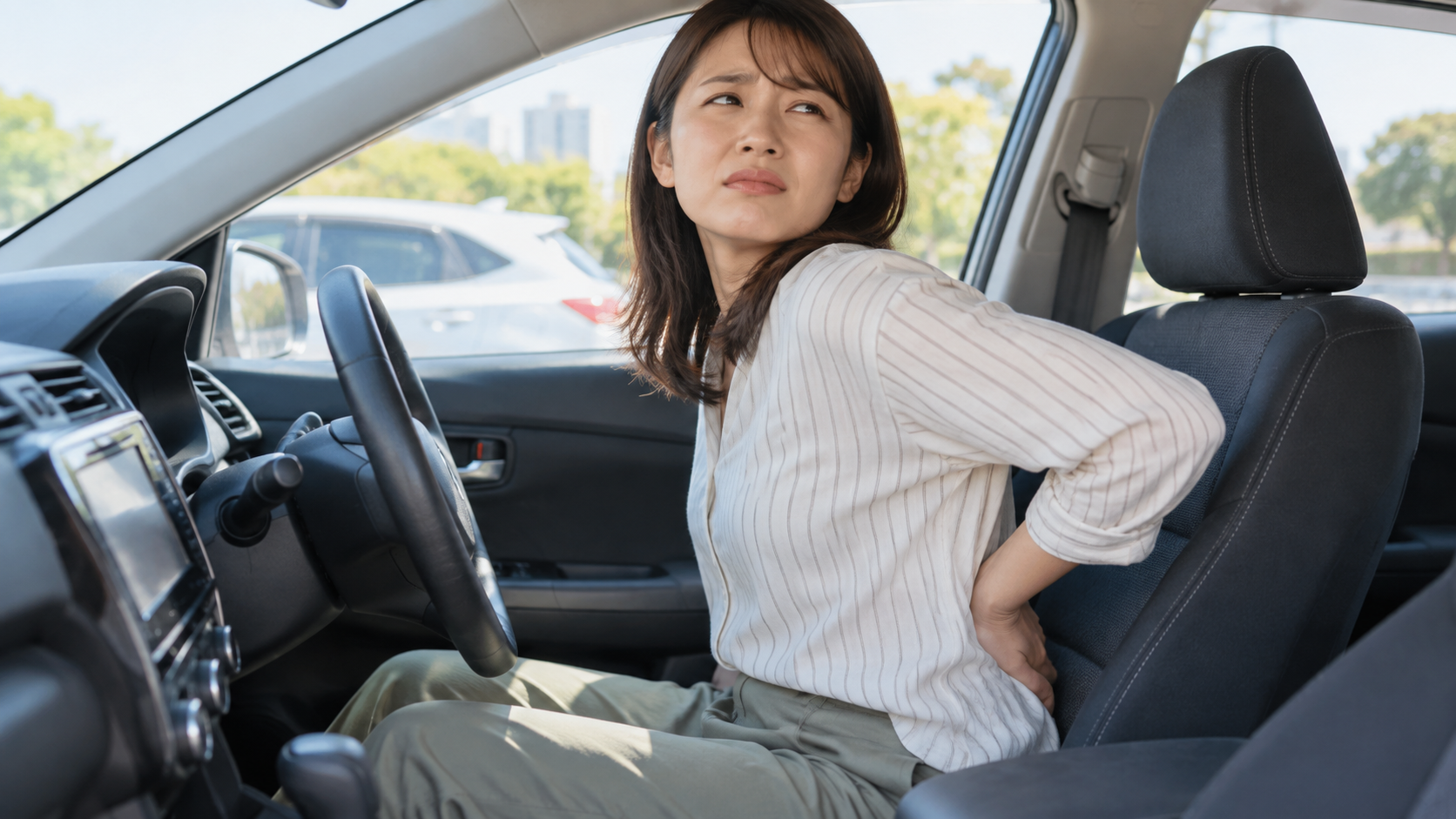 交通事故後に車内で腰の違和感を感じる人